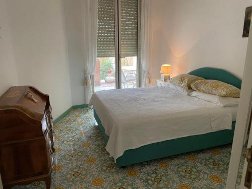 1 dormitorio con cama y ventana en Holiday home Casba, en Gaeta