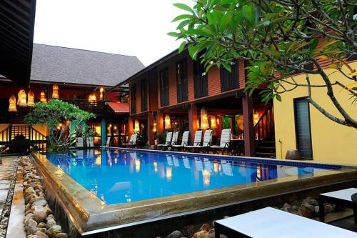 Kolam renang di atau dekat dengan The Village House