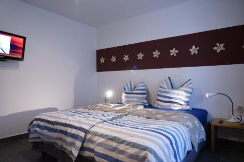 sypialnia z łóżkiem z 2 poduszkami w obiekcie FEWO Sanddorn w mieście Hohen Wieschendorf