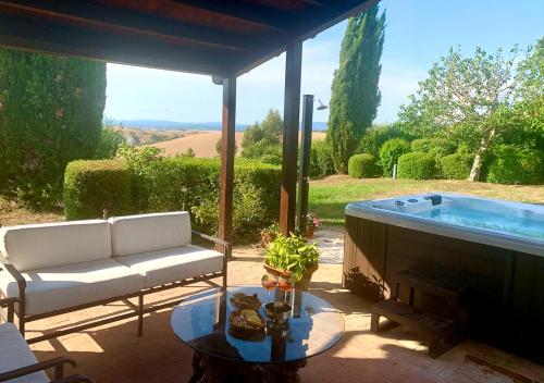 Bazén v ubytovaní Casa Bianca gorgeous Tuscan home Crete Senesi, Siena alebo v jeho blízkosti