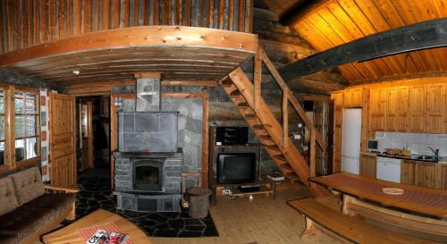 レヴィにあるViprakkaの石造りの暖炉付きのリビングルームの景色を望めます。