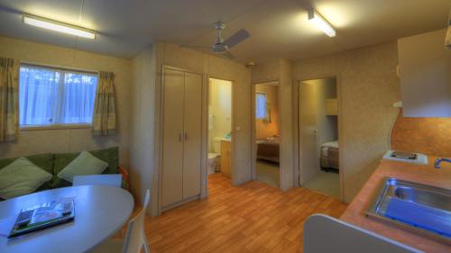 een kamer met een keuken en een woonkamer bij BIG4 South Durras Holiday Park in Durras