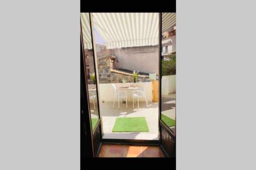 een kamer met een glazen deur naar een patio bij Apartamentos Hostalets in Palma de Mallorca