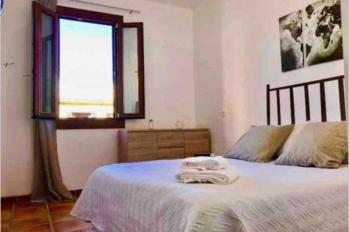 een slaapkamer met een bed met een spiegel en een raam bij Apartamentos Hostalets in Palma de Mallorca