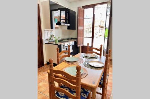 een eetkamer met een houten tafel en stoelen bij Apartamentos Hostalets in Palma de Mallorca