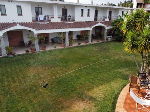 an aerial view of a house with a yard at Hotel Domu Incantada in Muravera