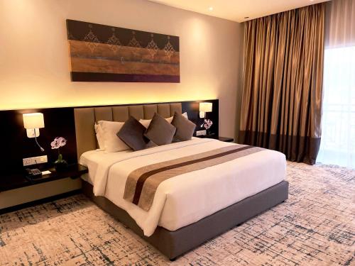 Postel nebo postele na pokoji v ubytování Grand Darul Makmur Hotel Kuantan
