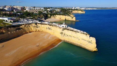 an aerial view of a bridge over a beach at Alto dos Navegantes in Armação de Pêra
