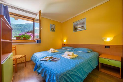 una camera con due letti e una finestra di Italia 1 Ski in- Ski out Mt 50 - Happy Rentals a Livigno