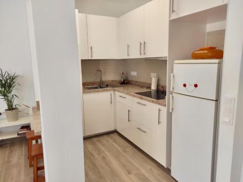 Kuchyň nebo kuchyňský kout v ubytování APARTAMENTO en PLAYA CALERA