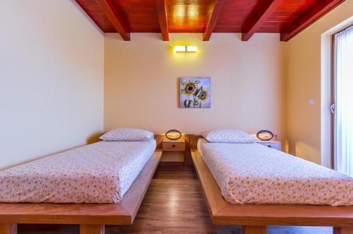 Postel nebo postele na pokoji v ubytování Pool Terrace Relax & Fun Villa Fuma