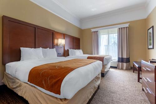 Un pat sau paturi într-o cameră la Comfort Suites Savannah North