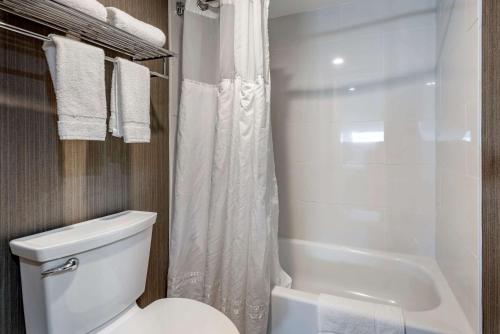 Un baño de Somerset Lofts