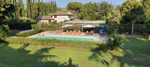 eine Luftansicht eines Hauses mit Pool in der Unterkunft Hotel Assisi Parco Dei Cavalieri in Petrignano