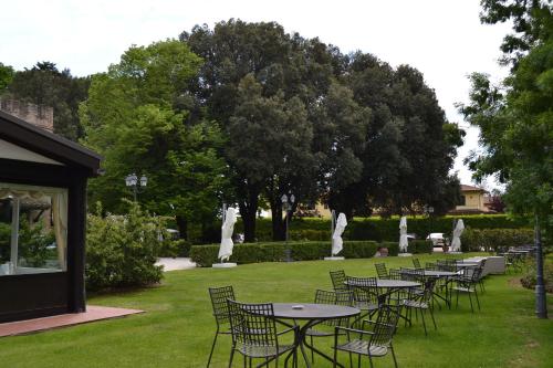 Градина пред Hotel Assisi Parco Dei Cavalieri