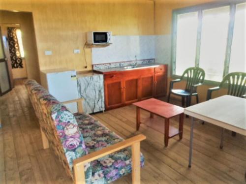 Impeccable 1 Bedroom 4 unit Apartment in Savusavu في سافوسافو: غرفة معيشة مع أريكة ومطبخ