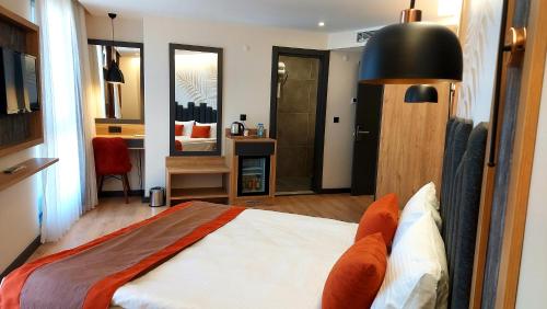 Ένα ή περισσότερα κρεβάτια σε δωμάτιο στο BURSA KOZA HOTEL