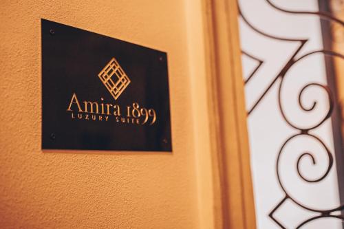 Certificado, premio, señal o documento que está expuesto en Amira 1899 Luxury Suite
