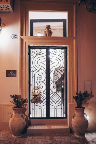 una puerta con un osito de peluche sentado encima en Amira 1899 Luxury Suite, en Galatina
