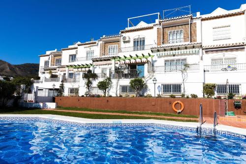 hotel z basenem przed budynkiem w obiekcie Casa Ekman Fuentesol Casasol w mieście Nerja