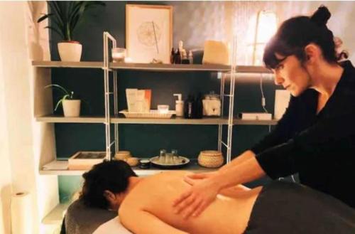 una mujer dándole a un hombre un masaje de espalda en Maria Magdalena - Room 7, en Málaga