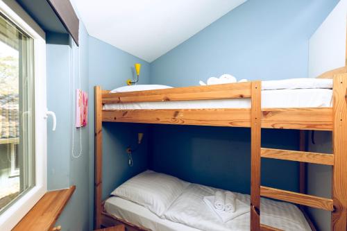 a bunk bed room with two bunk beds in a tiny house at Regenbogen Göhren in Göhren