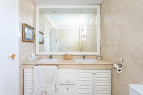 Vonios kambarys apgyvendinimo įstaigoje Home2Book Stunning Villa Raquel, Pool & View