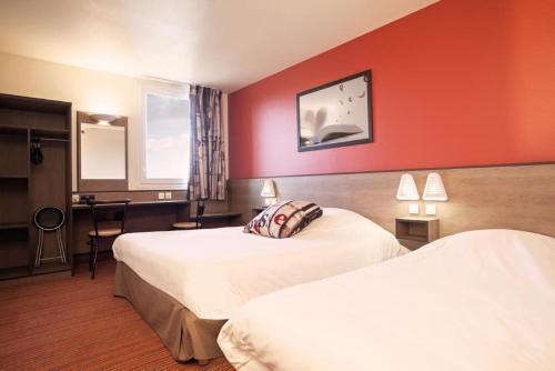 una camera d'albergo con due letti e pareti rosse di Ace Hotel Annecy ad Annecy