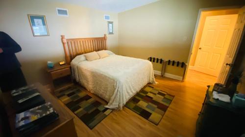 En eller flere senge i et værelse på Resort Lodging at Venice Marina w/ WIFI + Private Dock