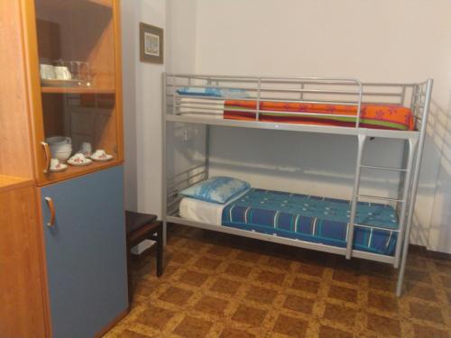 a room with a bunk bed with a bunk bed gmaxwell gmaxwell gmaxwell gmaxwellythonython at La casa di Dario in Pero