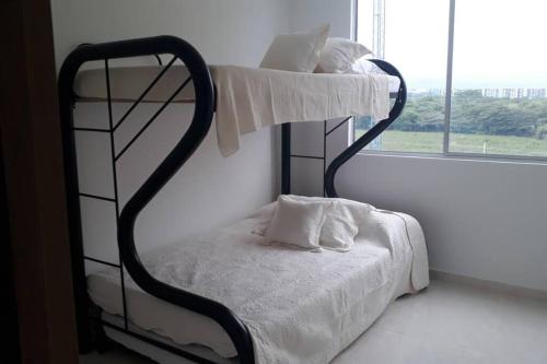 a bunk bed in a room with a window at Lindo apartamento cerca a Girardot in Ricaurte
