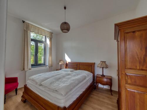 een slaapkamer met een groot bed en een raam bij Apartmány Klášterní 84 in Hejnice