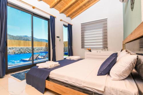 Ένα ή περισσότερα κρεβάτια σε δωμάτιο στο VILLA SADE 2 Modern Secluded Villa