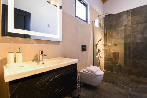 Ένα μπάνιο στο VILLA SADE 2 Modern Secluded Villa