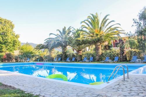 The swimming pool at or close to Happy Camp mobile homes in Karda Beach Camping