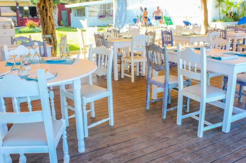 Un restaurant sau alt loc unde se poate mânca la Happy Camp mobile homes in Karda Beach Camping