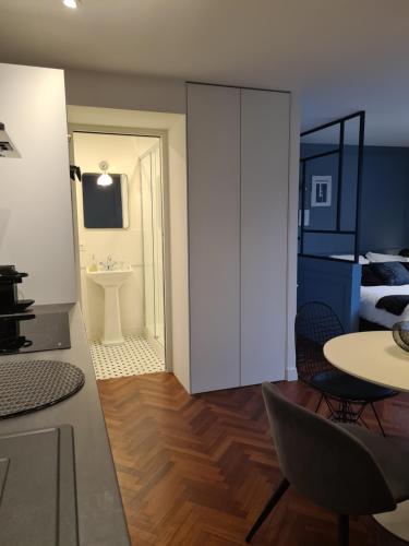 une chambre avec un lit, une table et des chaises dans l'établissement LESAGE, au coeur de Vannes, à Vannes