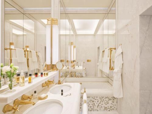 Ένα μπάνιο στο Hotel Eden - Dorchester Collection