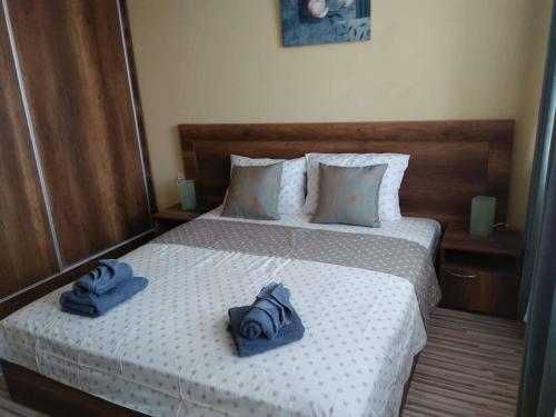 Nev Apart New في فيلينغراد: غرفة نوم عليها سرير وفوط