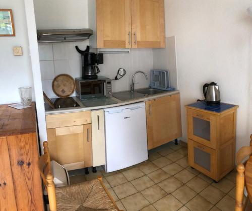 une petite cuisine avec un évier et un réfrigérateur dans l'établissement Vacances à Bidart-Plage, à Bidart