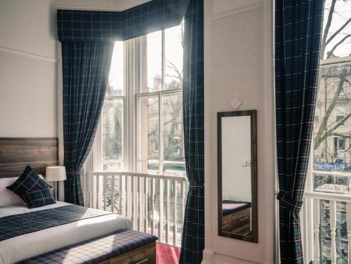 Tempat tidur dalam kamar di Argyll Western Hotel