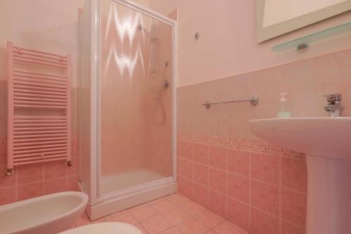a bathroom with a shower and a sink at A Casa Fachin Room & Breakfast in Bologna