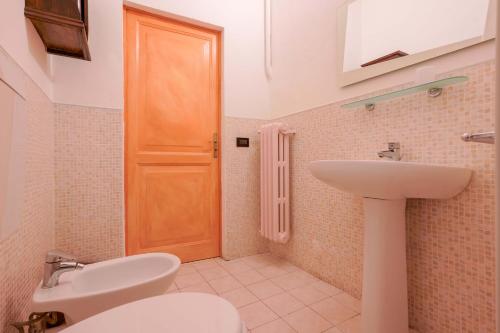 a bathroom with a toilet and a sink at A Casa Fachin Room & Breakfast in Bologna