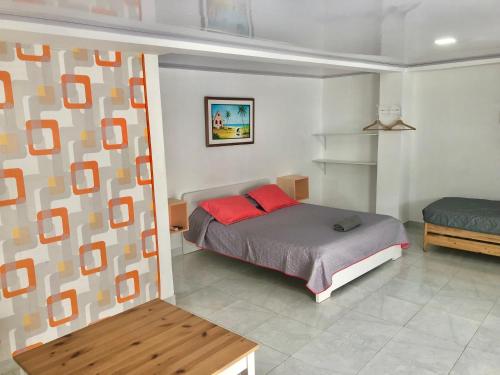 Una cama o camas en una habitación de Alojamientos Neca