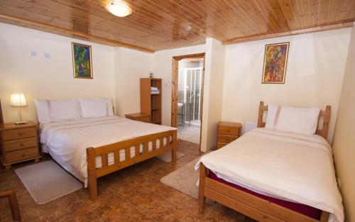 Ένα ή περισσότερα κρεβάτια σε δωμάτιο στο Beezies Self Catering Cottages