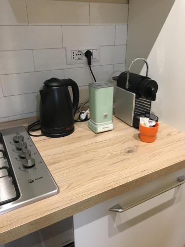 a kitchen counter top with a stove and a blender at Casa Maka' in Olbia