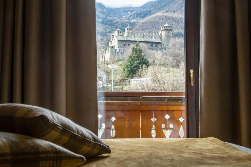 Postel nebo postele na pokoji v ubytování Hotel Comtes De Challant Albergo Etico Valle d'Aosta