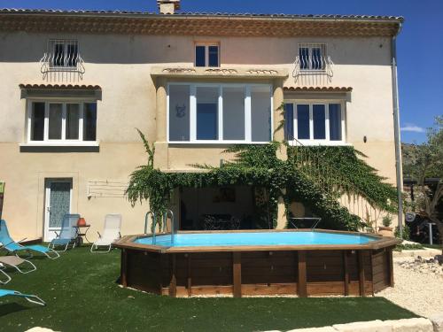 une maison avec une piscine devant dans l'établissement chez ma mie, à Théziers