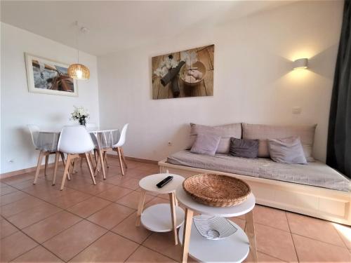 un salon avec un canapé et une table dans l'établissement Les rivages de Coudoulière, à Six-Fours-les-Plages