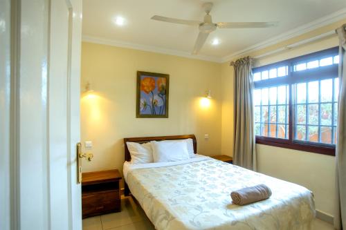 Tempat tidur dalam kamar di Shakespeare Court Serviced Apartments